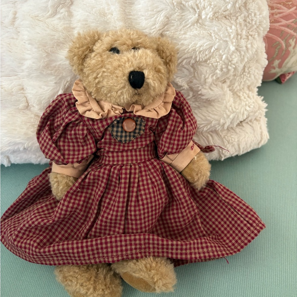 Lizzie McBee 
Collectible Boyd’s Beanie Bear - retired